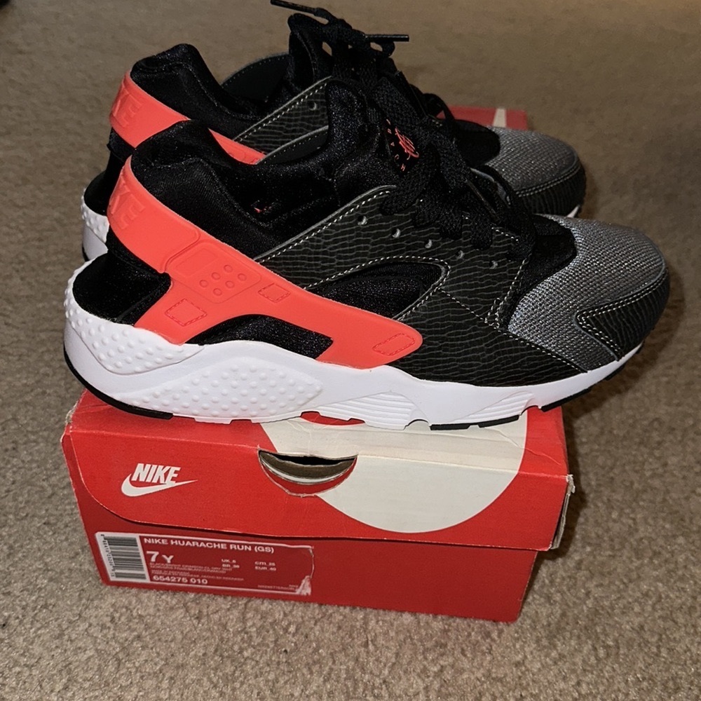 Nike Huarache Run Black Bright Crimson Red and Grey 7Y Brand New